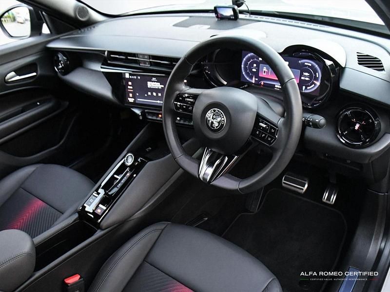 Used Alfa Romeo Junior Edizione Speciale 113 kW (154 HP) 2025 Brown SUV