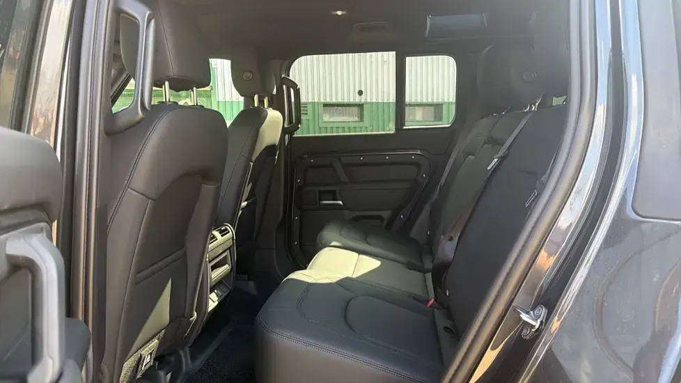 Used Land Rover Defender SE Dynamic 249 HP (183 kW) 2026 Carpathian grey SUV