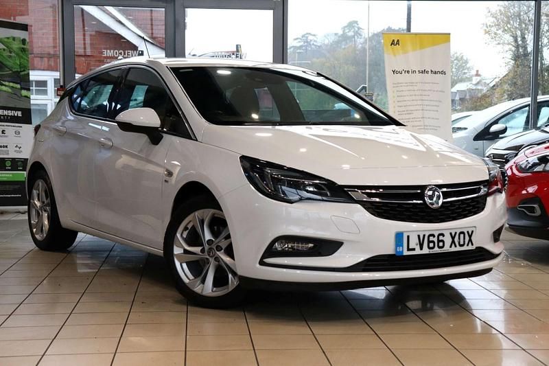 Used Vauxhall Astra SRi 150 HP (110 kW) 2016 White Hatchback