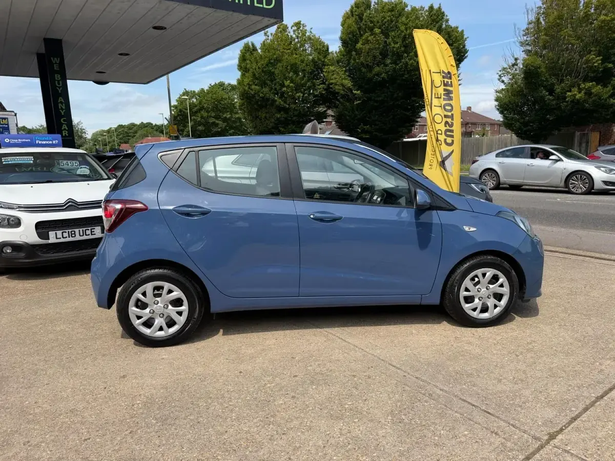 Used Hyundai i10 SE 67 HP (49 kW) 2017 Blue Hatchback