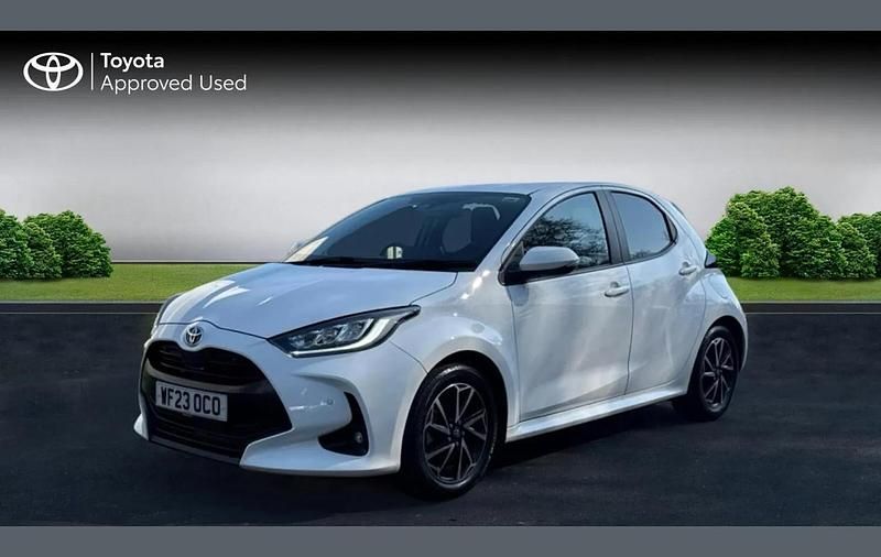 Used Toyota Yaris Hybrid Design 116 HP (85 kW) 2023 Pure white Hatchback