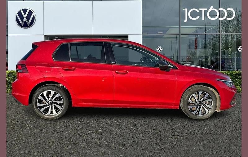 Second-hand VW Golf VIII Active 130 CP (95 kW) 2021 Roșu Hatchback