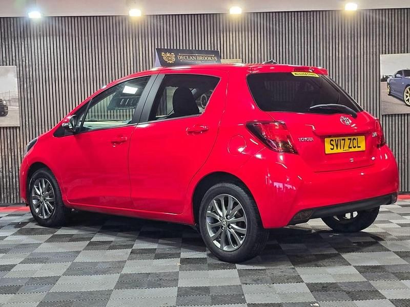 Used Toyota Yaris 99 HP (72 kW) 2017 Red Hatchback