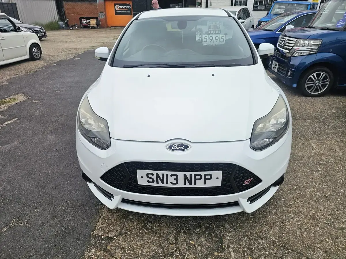 Used Ford Focus ST 250 HP (183 kW) 2013 White Hatchback