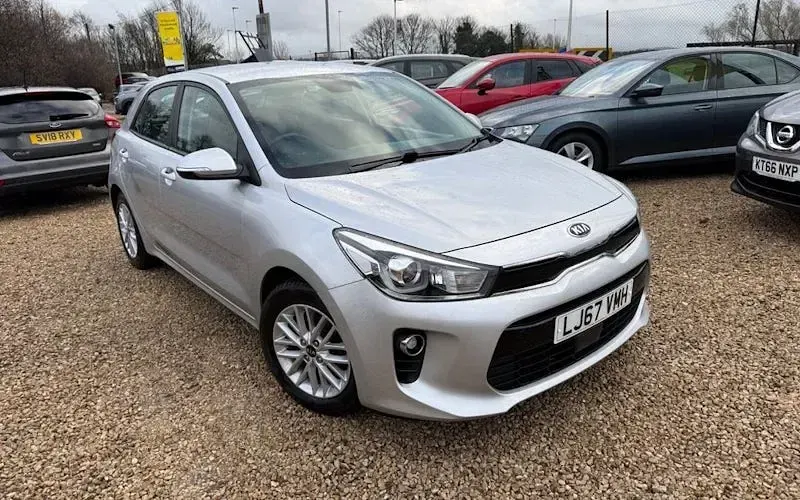 Usado Kia Rio 77 HP (56 kW) 2017 Prateado Citadino