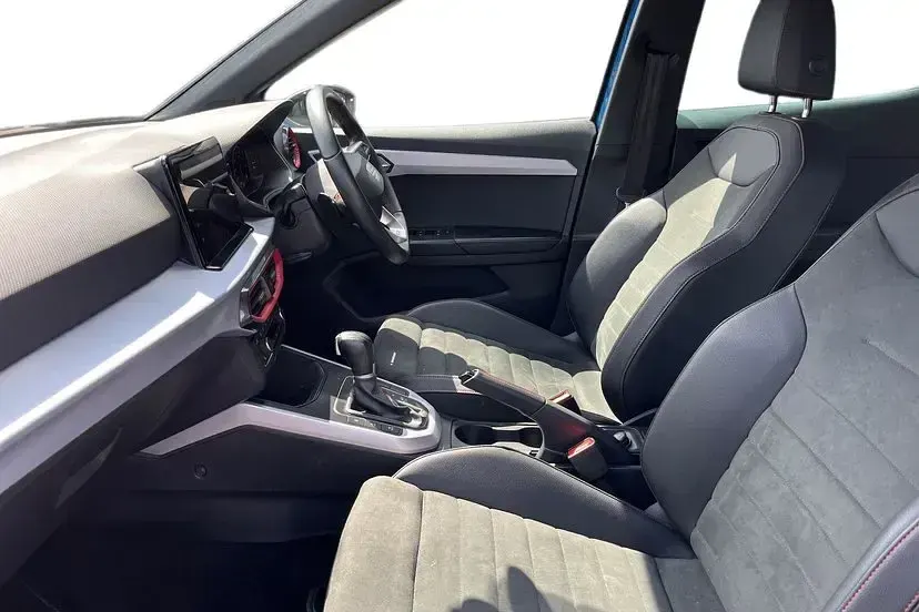 Used Seat Arona FR Sport 110 HP (80 kW) 2023 Sapphire blue with black roof SUV