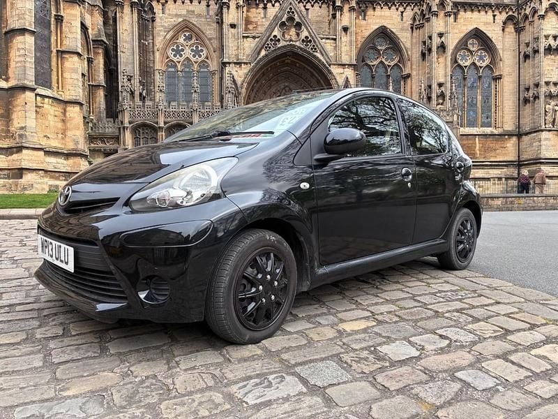 Begagnad Toyota Aygo 68 HK (50 kW) 2013 Svart Halvkombi