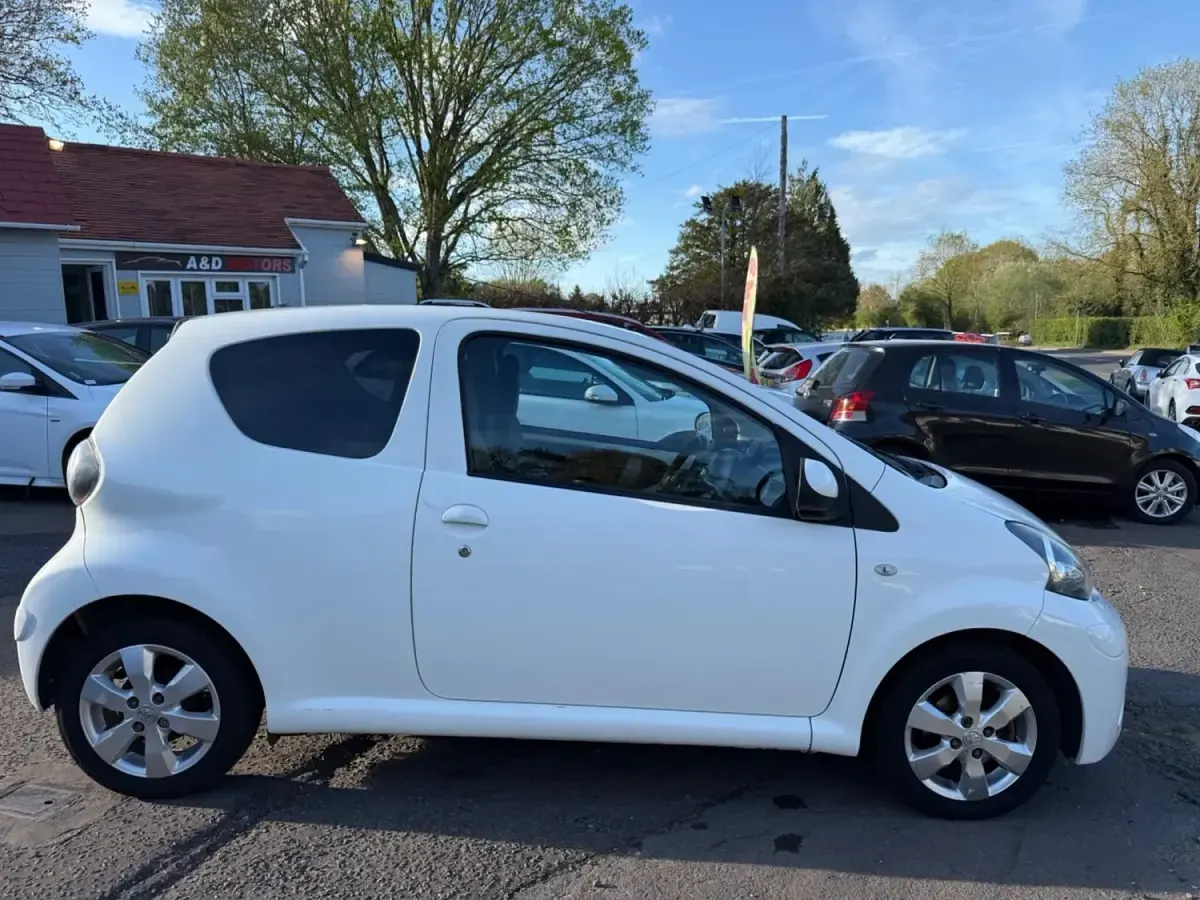 Begagnad Toyota Aygo 68 HK (50 kW) 2012 Vit Halvkombi