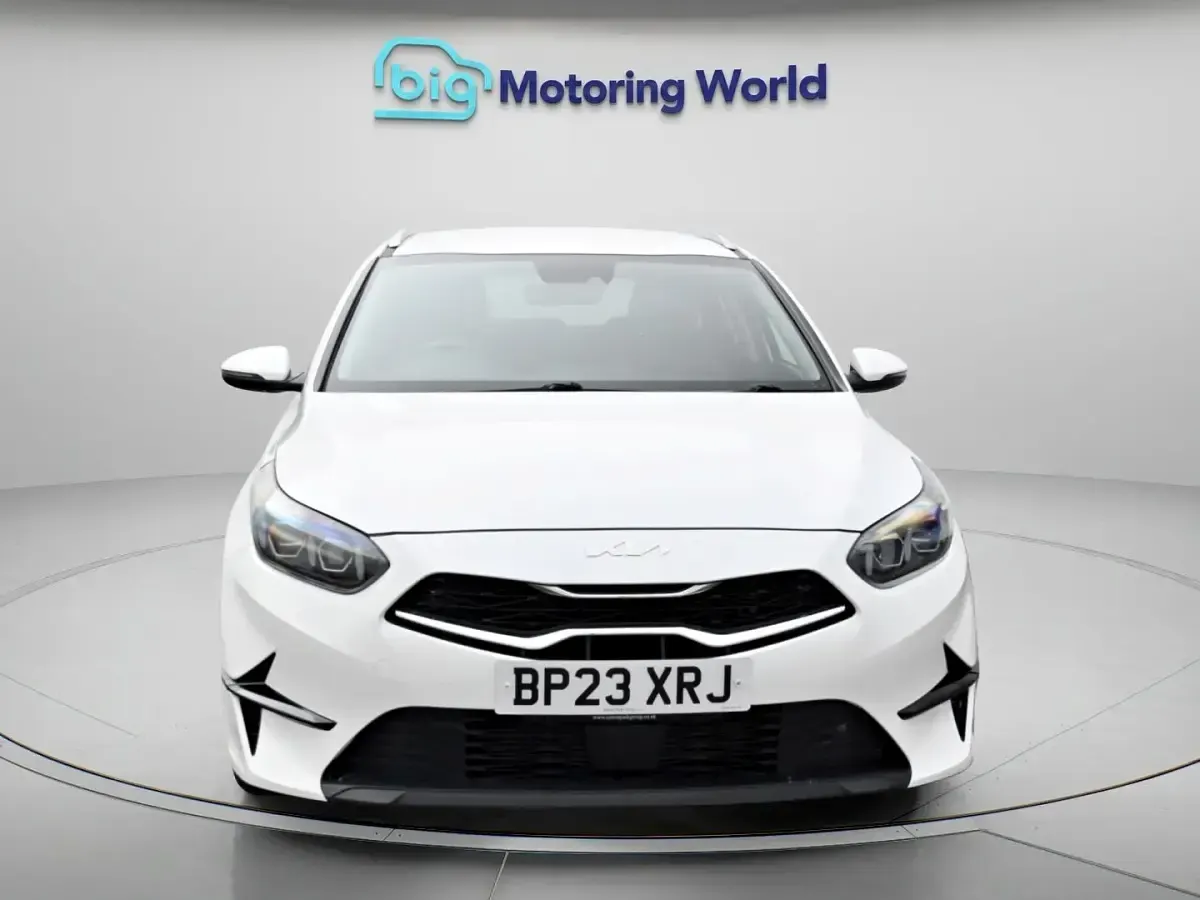 Used Kia Ceed 2023 White Hatchback
