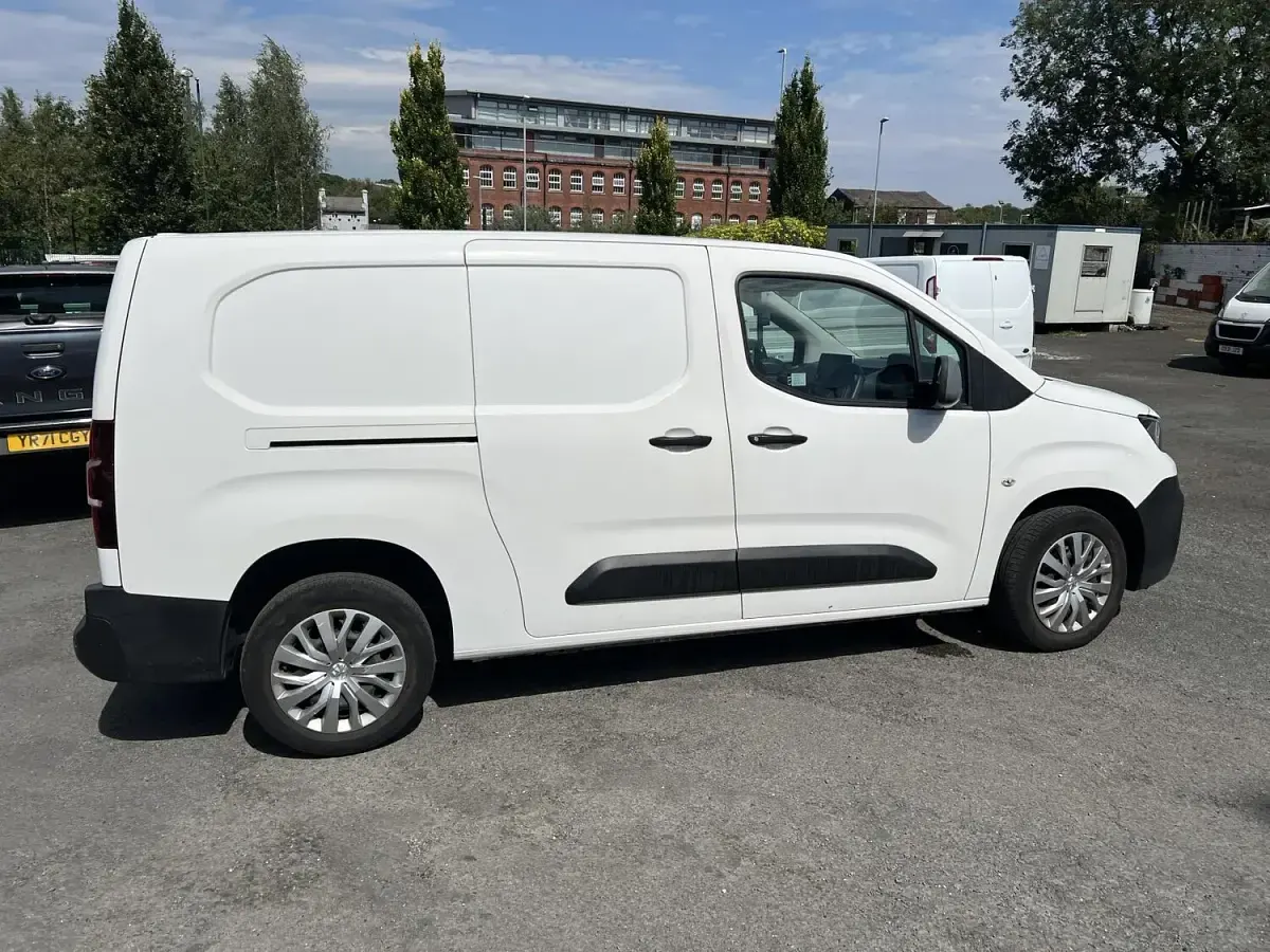 Used Peugeot Partner 100 HP (73 kW) 2019 White MPV