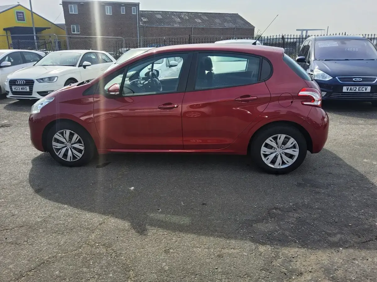 Used Peugeot 208 Access 82 HP (60 kW) 2015 Red Hatchback