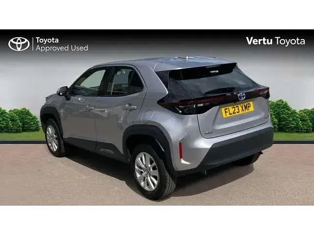Usado Toyota Yaris Cross 113 HP (83 kW) 2023 Prateado SUV