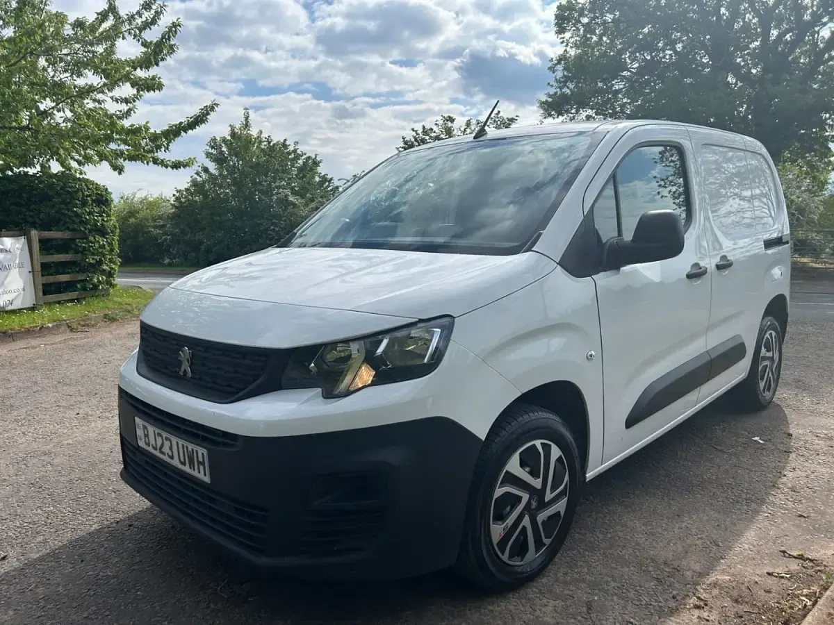 Gebraucht Peugeot Partner Premium 131 PS (96 kW) 2023 Weiß Van / Kleinbus