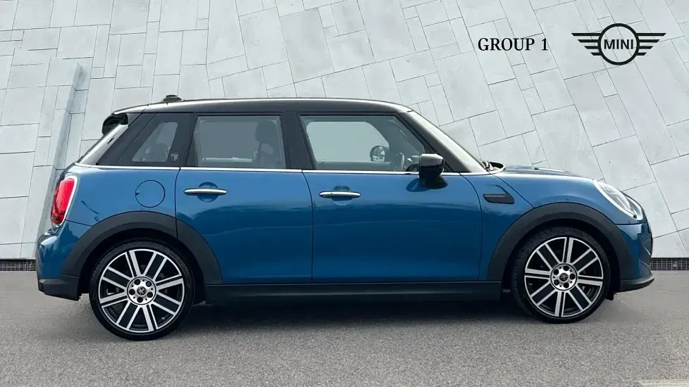 Usado Mini Cooper Exclusive 136 CV (100 kW) 2023 Azul Utilitario