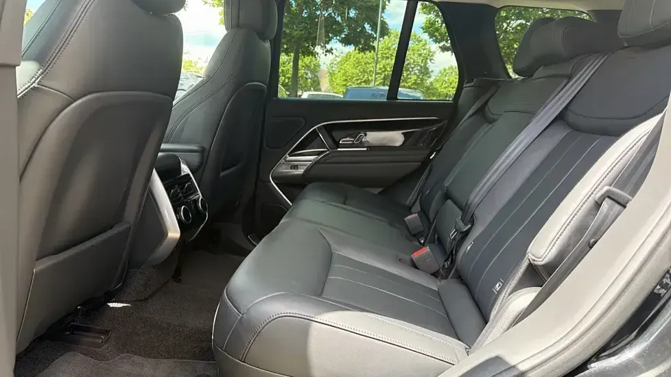 Used Land Rover Range Rover HSE 300 HP (220 kW) 2023 Metallic  santorini black SUV