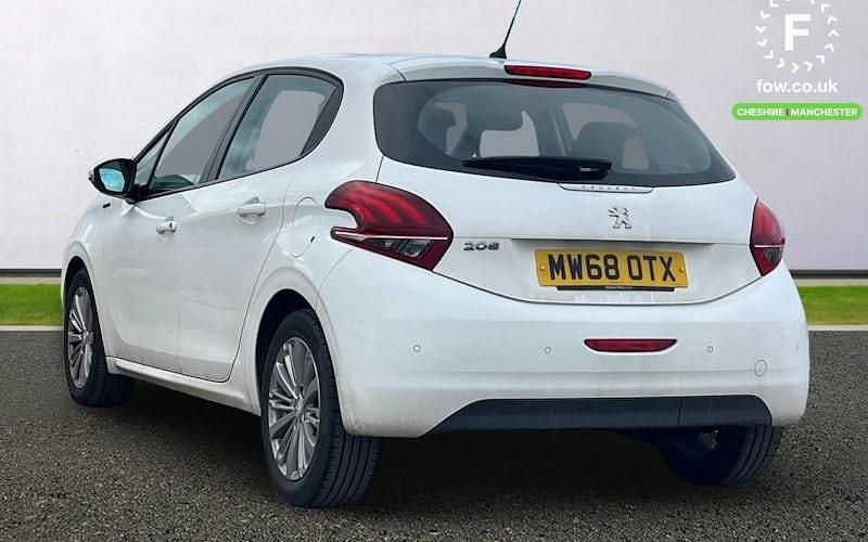 Used Peugeot 208 Signature Sky 82 HP (60 kW) 2019 White Hatchback