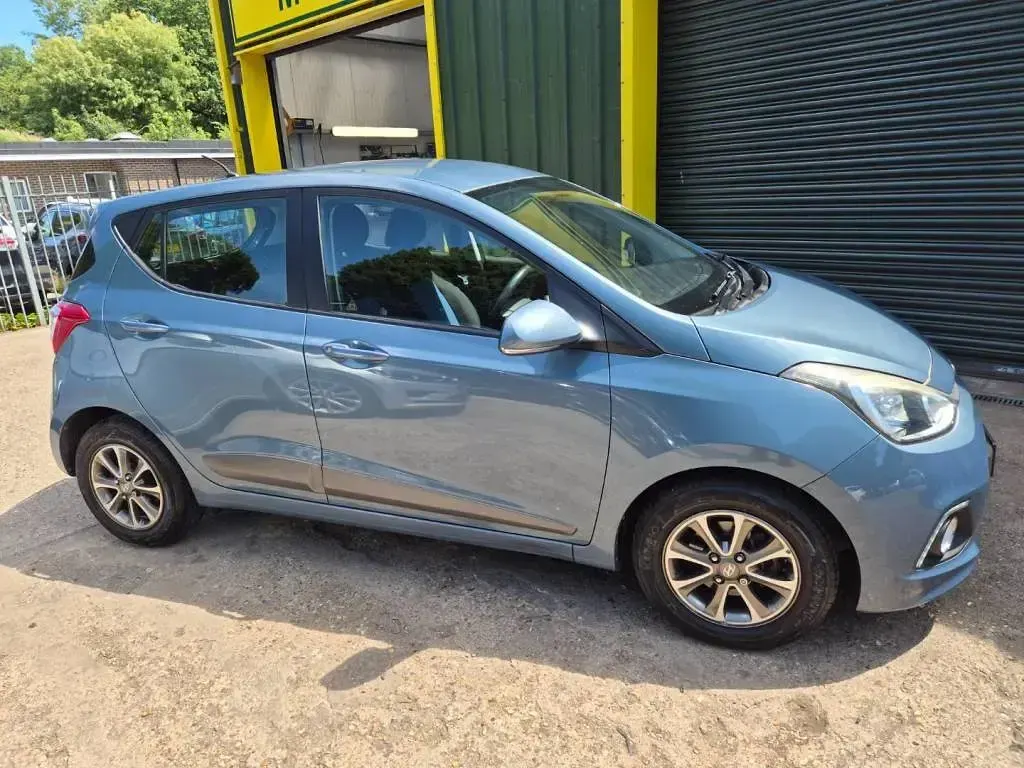 Used Hyundai i10 Premium 83 HP (61 kW) 2016 Blue Hatchback