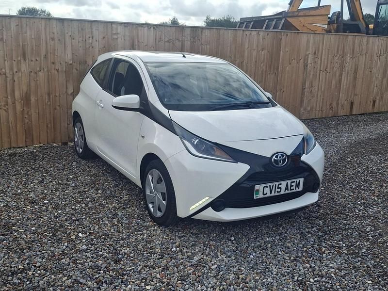 White Used 2015 Toyota Aygo X-play Hatchback | £4,295 (Fair price) - Image 1/4