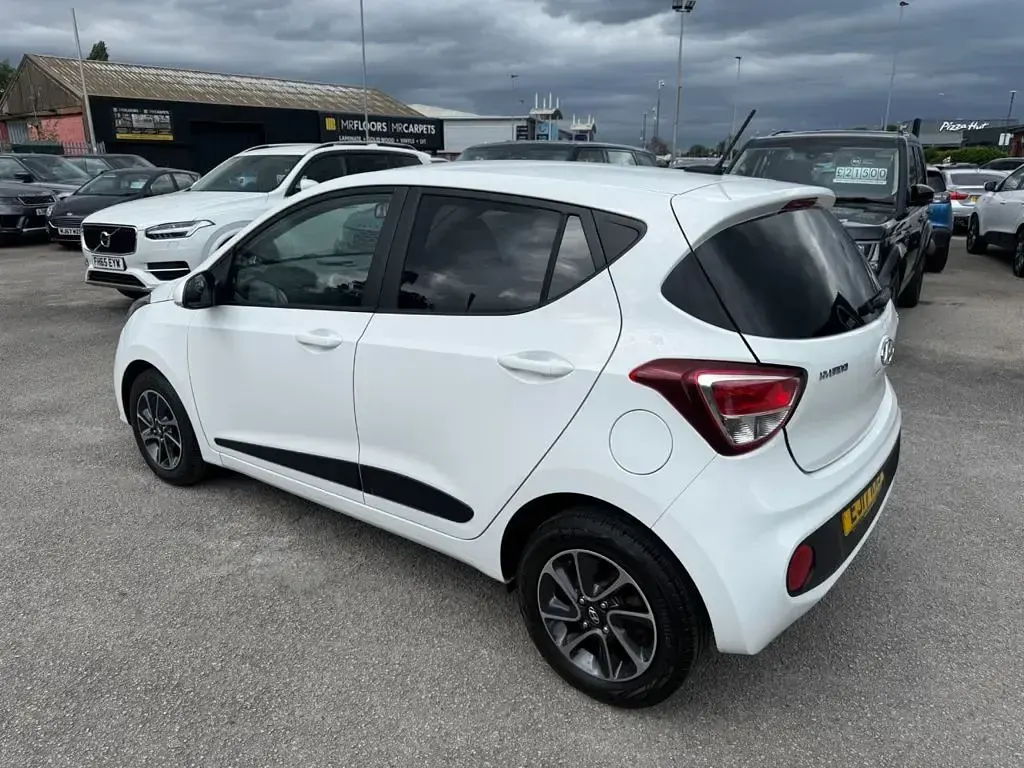 Used Hyundai i10 Premium 66 HP (48 kW) 2017 White Hatchback