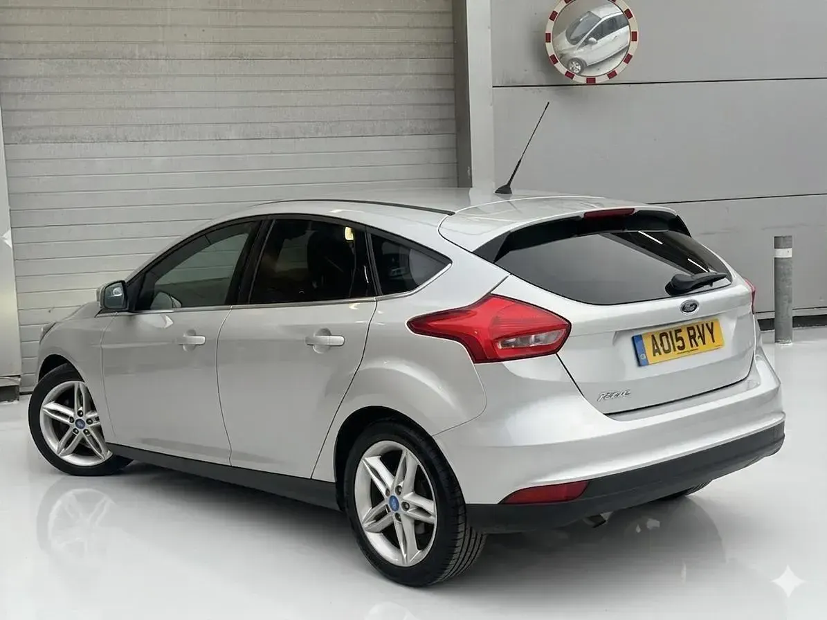 Used Ford Focus Zetec 120 HP (88 kW) 2015 Silver Hatchback