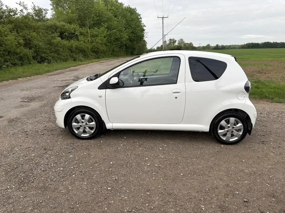 Used Toyota Aygo 68 HP (50 kW) 2011 White Hatchback
