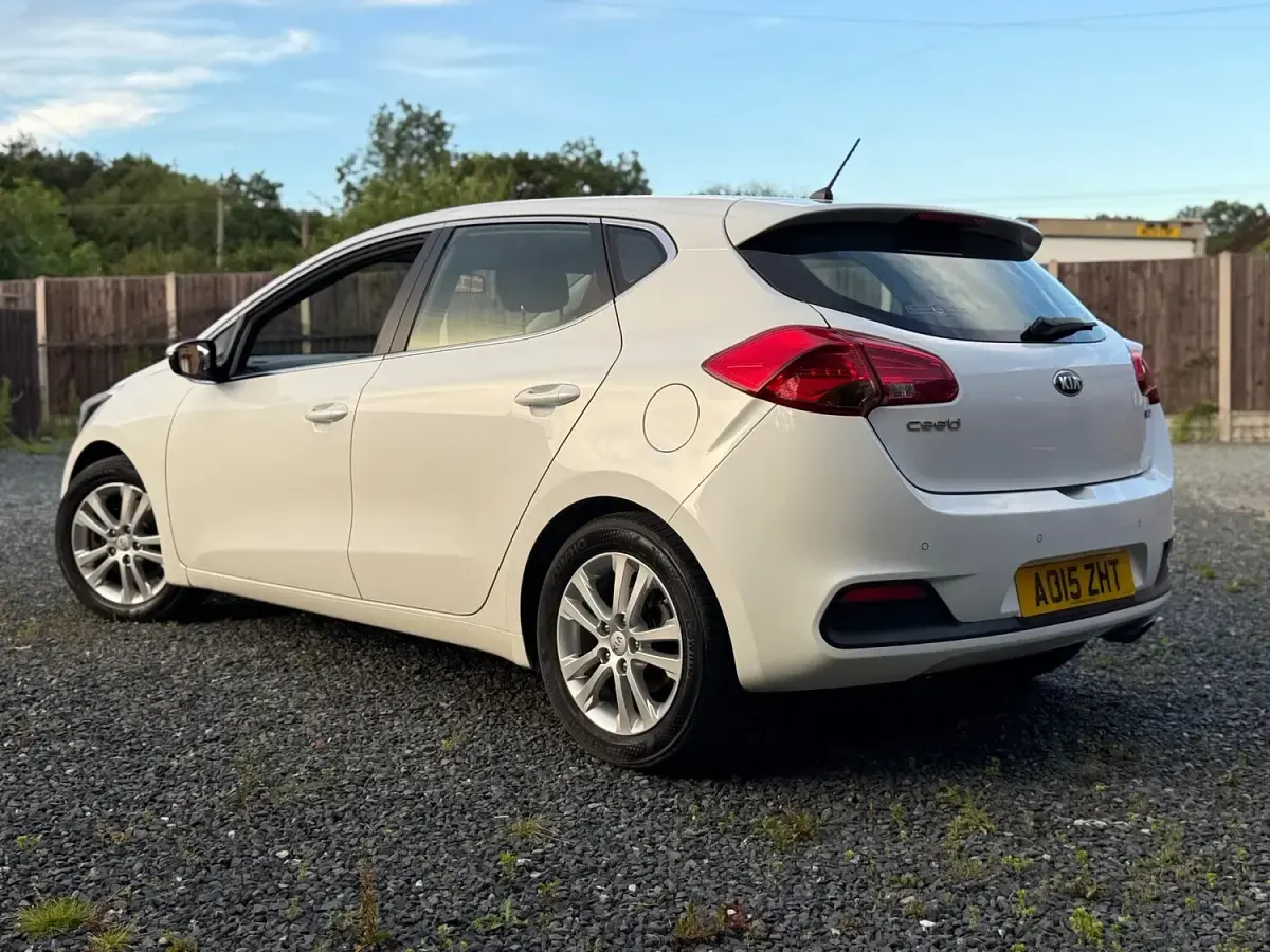 Used Kia Ceed 133 HP (97 kW) 2015 White Hatchback