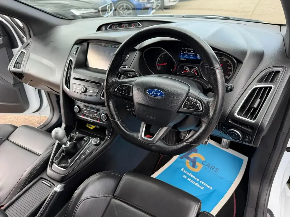 Used Ford Focus ST 250 HP (183 kW) 2015 White Hatchback