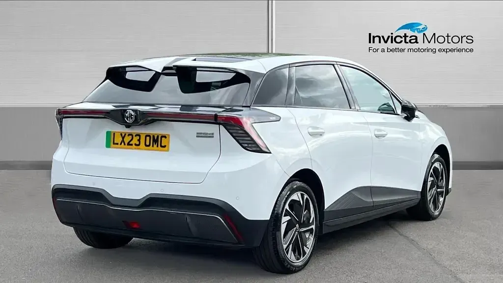 Used MG MG4 EV Trophy 150 kW (204 HP) 2023 White Hatchback
