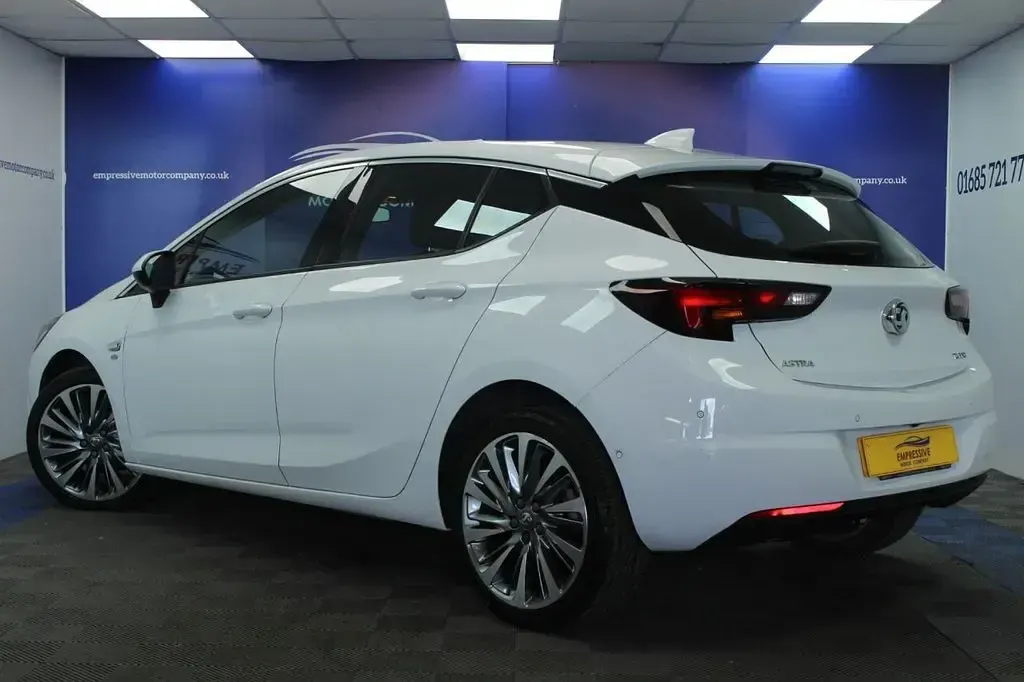 Used Vauxhall Astra Elite 150 HP (110 kW) 2018 White Hatchback