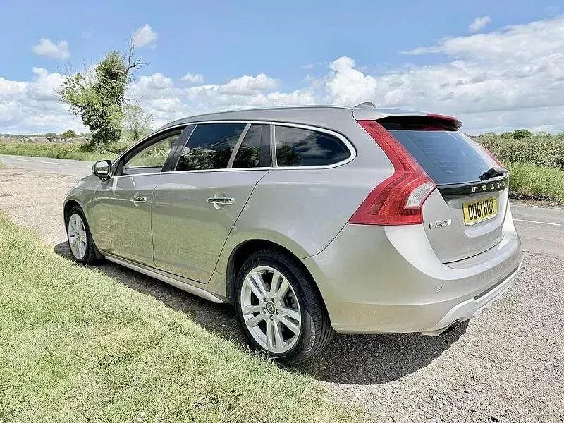 Used Volvo V60 SE Lux 180 HP (132 kW) 2025 Silver Estate