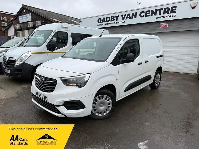 Second-hand Vauxhall Combo Sportive 100 CP (73 kW) 2019 Alb Monovolum