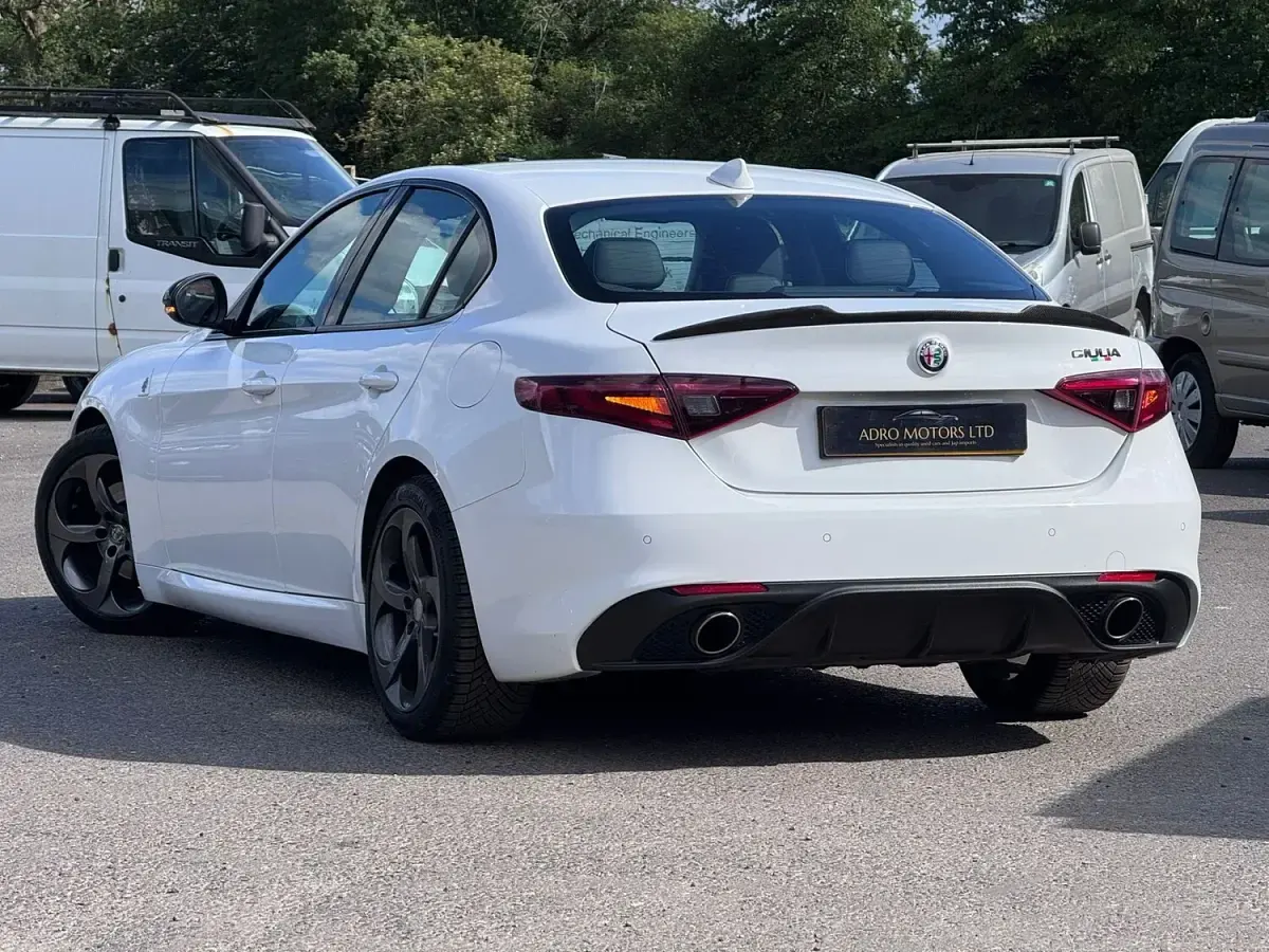 Used Alfa Romeo Giulia Edizione Speciale 180 HP (132 kW) 2017 White Sedan