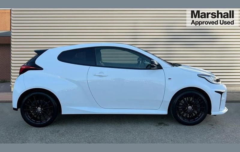 Used Toyota Yaris 257 HP (189 kW) 2021 White Hatchback