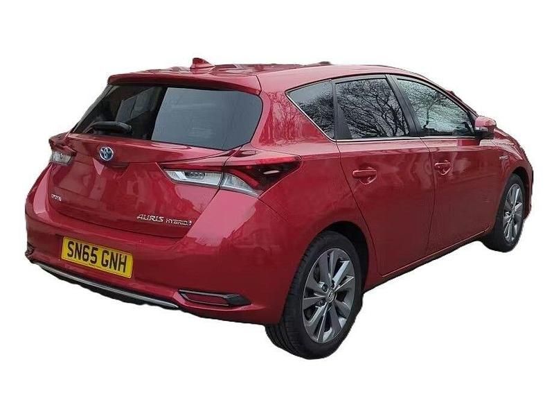 Used Toyota Auris Hybrid 136 HP (100 kW) 2015 Red Hatchback