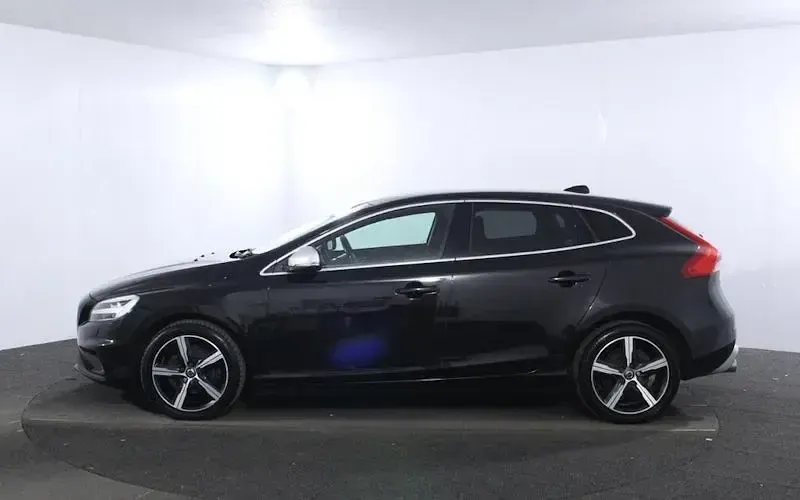 Usado Volvo V40 R-Design 120 CV (88 kW) 2018 Negro Utilitario