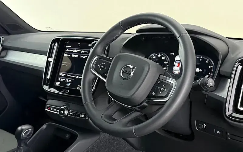 Used Volvo XC40 Momentum 163 HP (119 kW) 2021 Black SUV