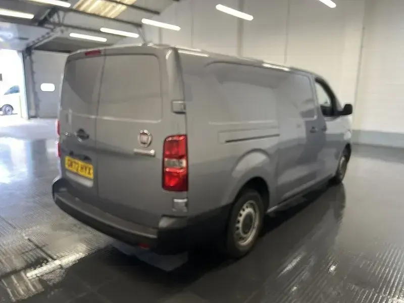 Usado Fiat Scudo 145 HP (106 kW) 2022 Cinzento Van
