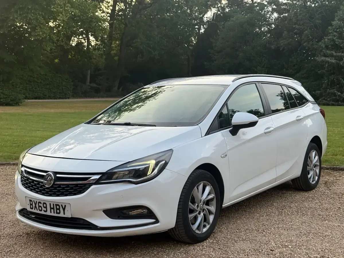 Used Vauxhall Astra Design Edition 136 HP (100 kW) 2019 White Estate