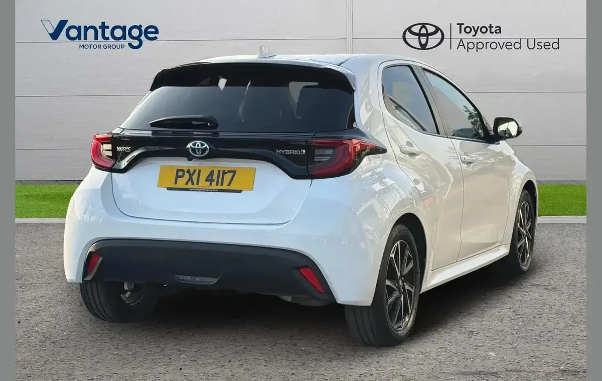 Used Toyota Yaris Design 113 HP (83 kW) 2023 White Hatchback