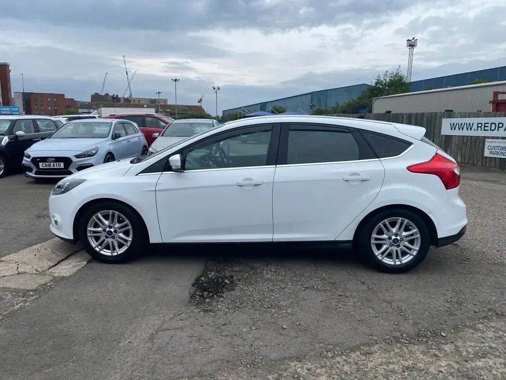 Used Ford Focus Titanium 100 HP (73 kW) 2012 White Hatchback