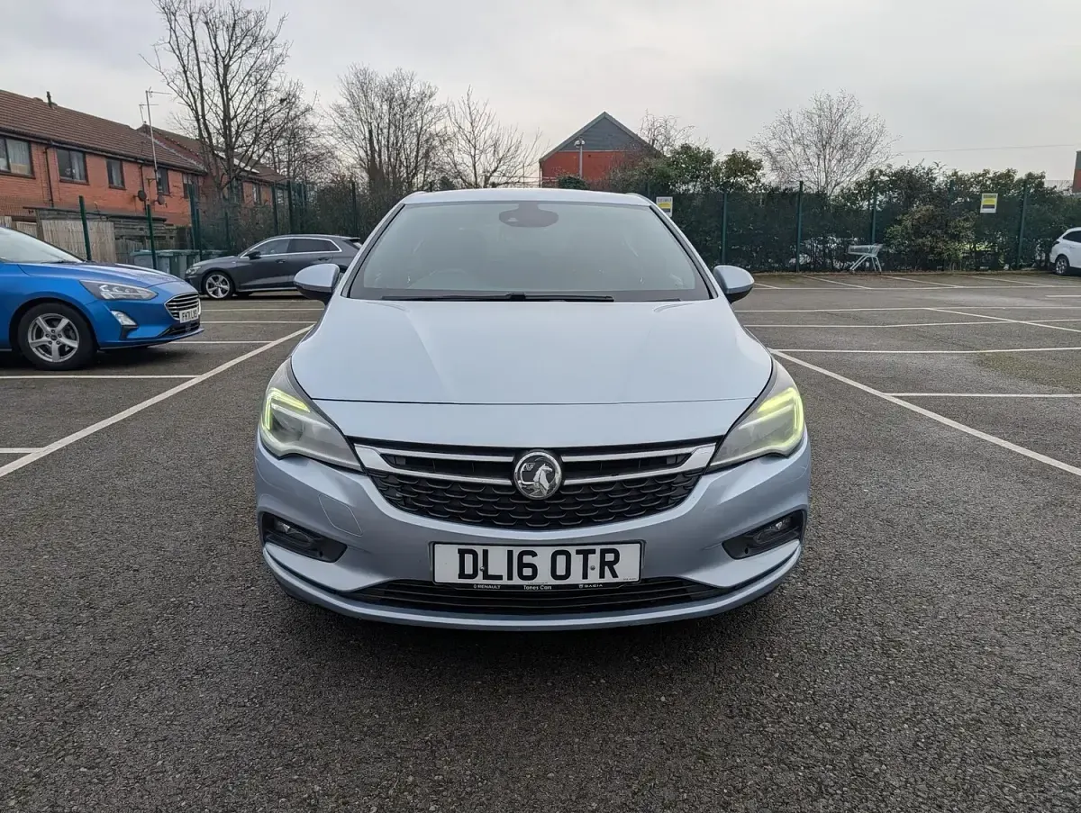 Usado Vauxhall Astra SRi 136 HP (100 kW) 2016 Prateado Citadino