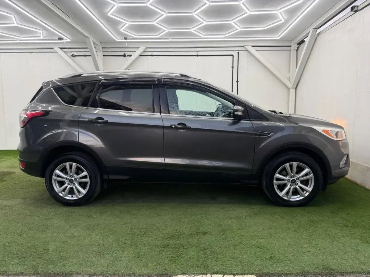 Begagnad Ford Kuga Zetec 2017 Grå SUV