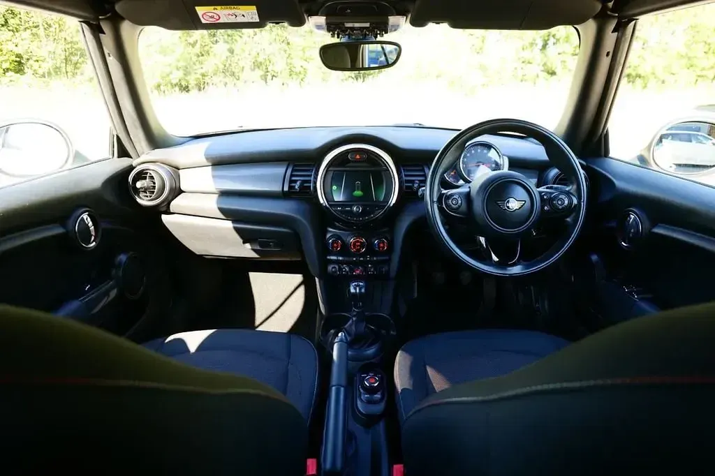 Usado Mini Cooper Cabriolet 136 HP (100 kW) 2018 Branco Cabrios