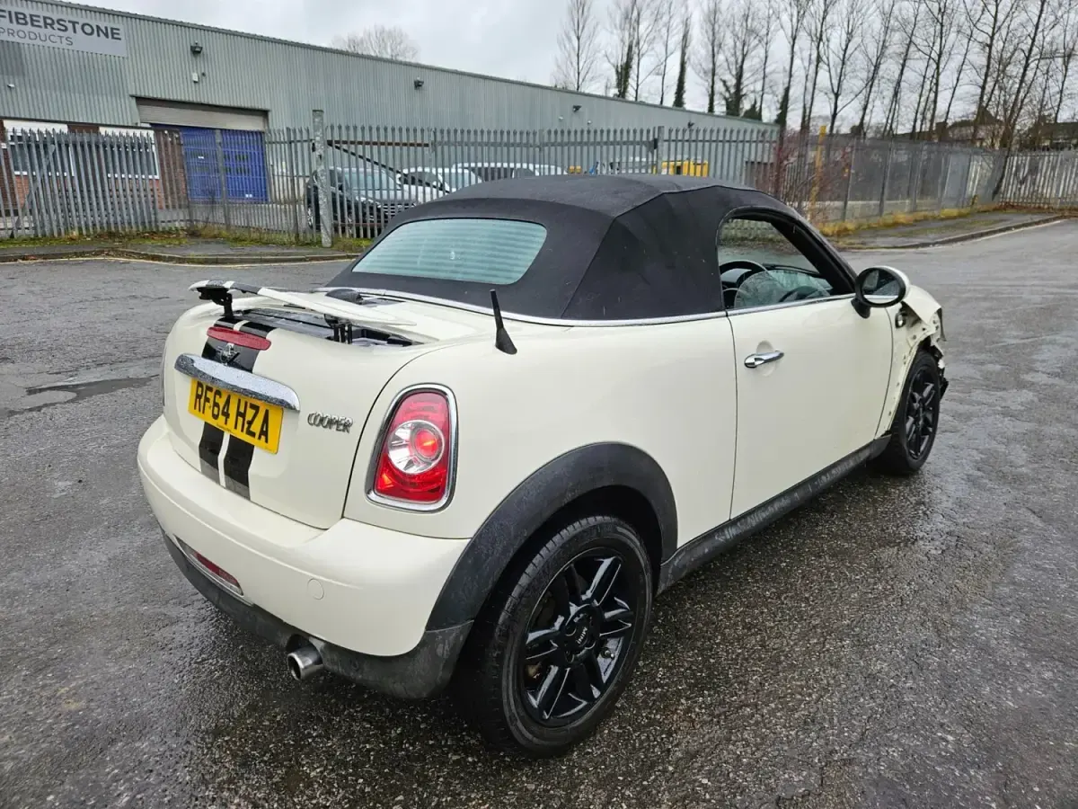 Usado Mini Cooper Cabriolet 122 HP (89 kW) 2015 Branco Cabrios