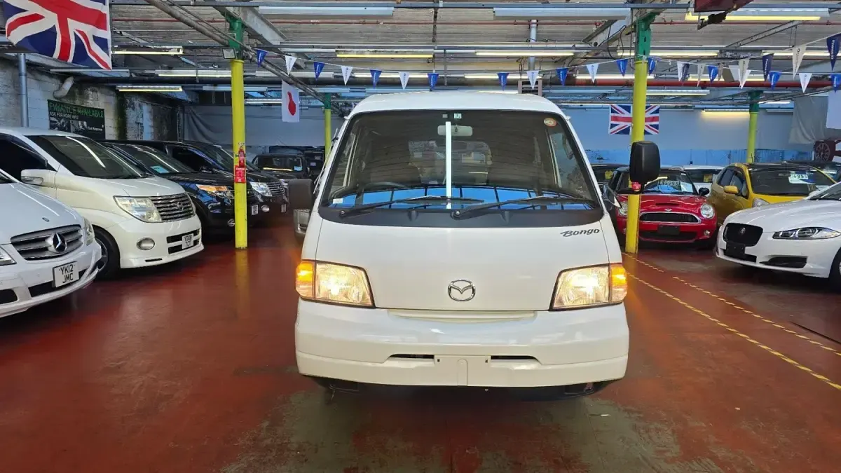 Usado Mazda Bongo 2016 Branco Monovolume