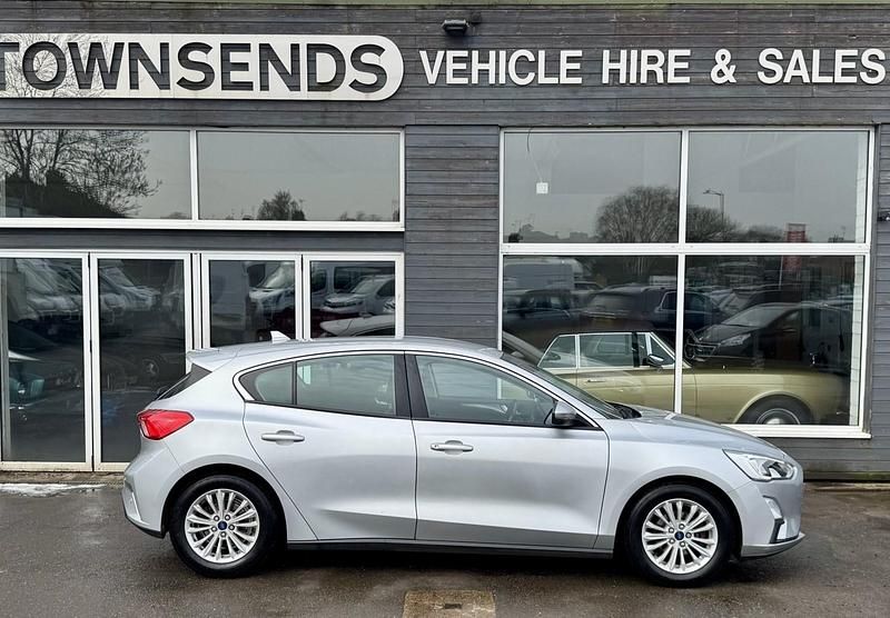 Used Ford Focus Titanium 125 HP (91 kW) 2018 Silver Hatchback