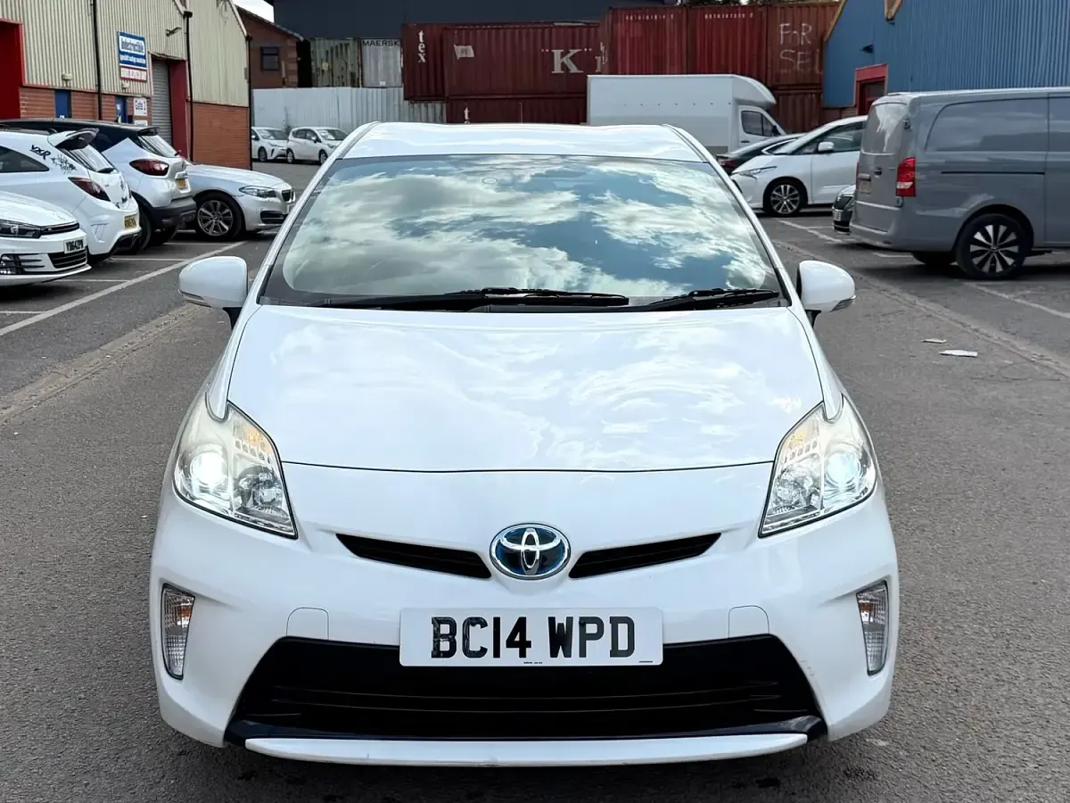 Used Toyota Prius 136 HP (100 kW) 2014 White Hatchback
