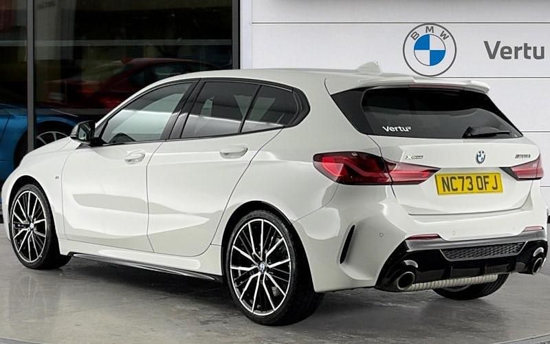 Begagnad BMW M135 Shadowline 306 HK (225 kW) 2023 Vit Halvkombi