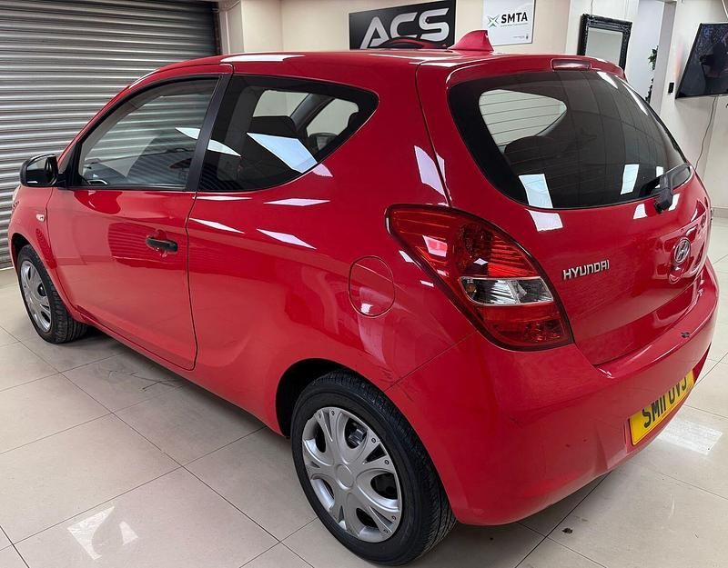 Used Hyundai i20 Classic 77 HP (56 kW) 2011 Red Hatchback