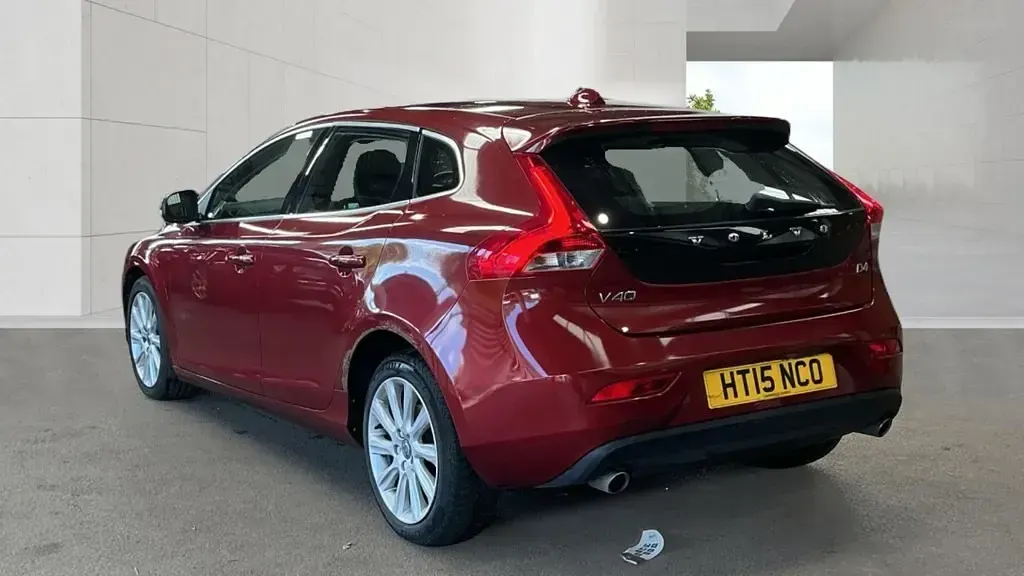 Used Volvo V40 SE Lux 190 HP (139 kW) 2015 Red Hatchback